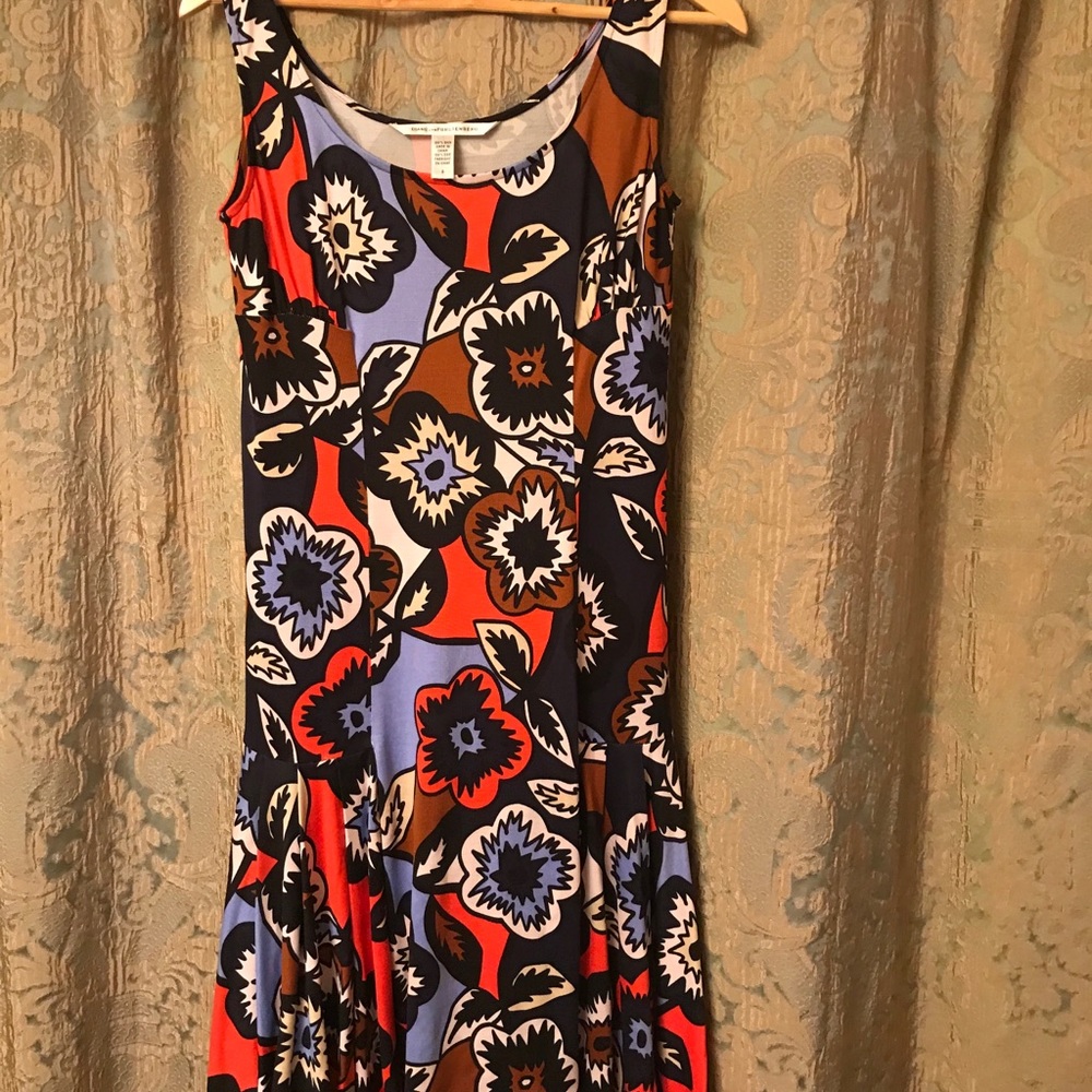 Diane Von Furstenberg sleeveless dress in size 4